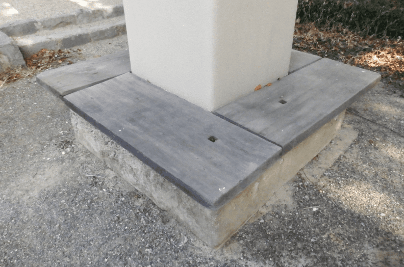 13_大柱の足元に作られたベンチ