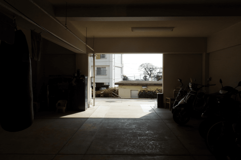 07_ピロティから外を眺める