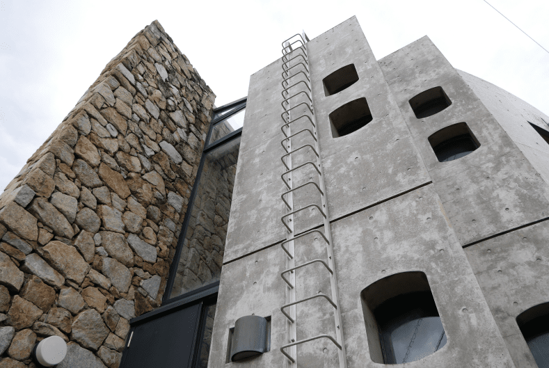 06_南側に設置されたメンテナンスタラップを見る