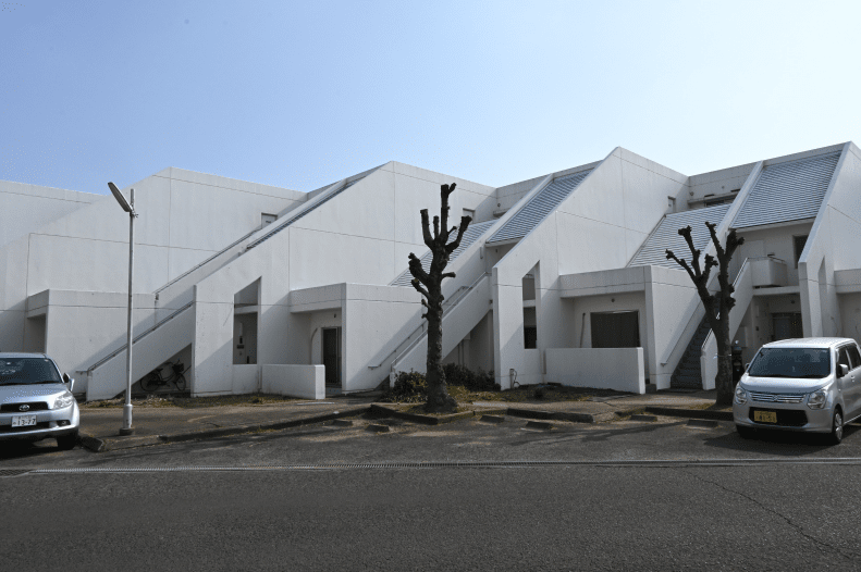 19_2階の住居には各戸専用の階段が設けられる