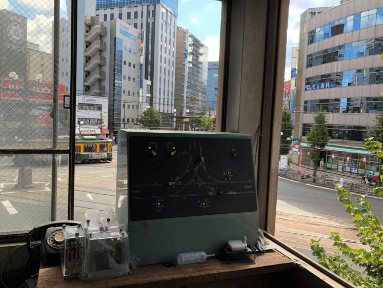 02_木製の作り付けテーブルの上にある操作機器