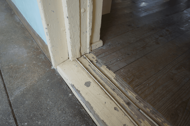 11_教室入り口　木製建具下枠部分