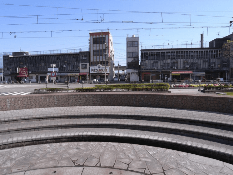 02_左手がA棟で右手がB棟　その間の2棟は別建物