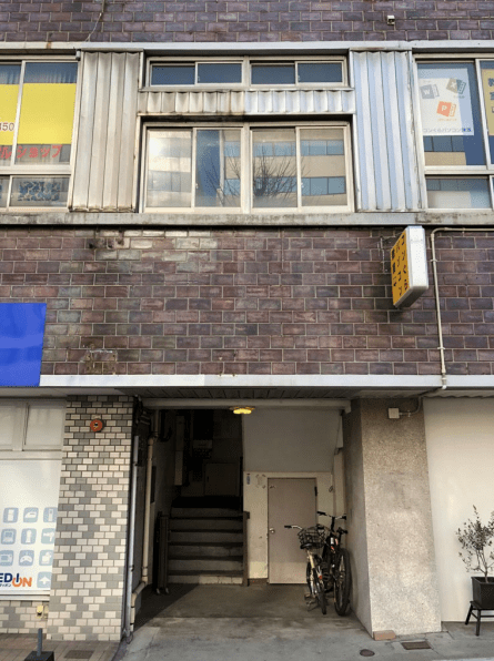 03_第一ビル西側の共用階段入口