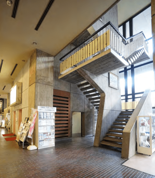 05_1階エントランスの2階ホールへの連絡階段