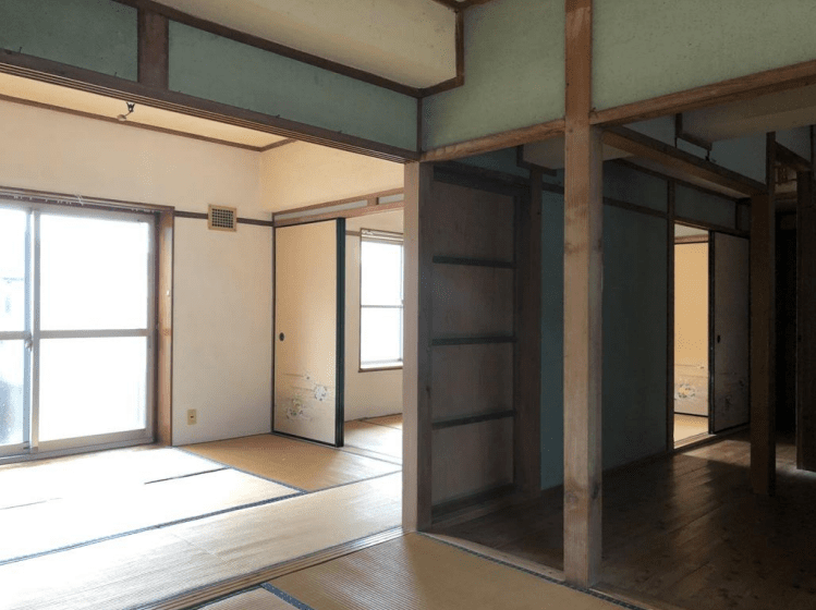 14_2階のフラット住戸　東に6畳2間、西に4畳半と台所・便所