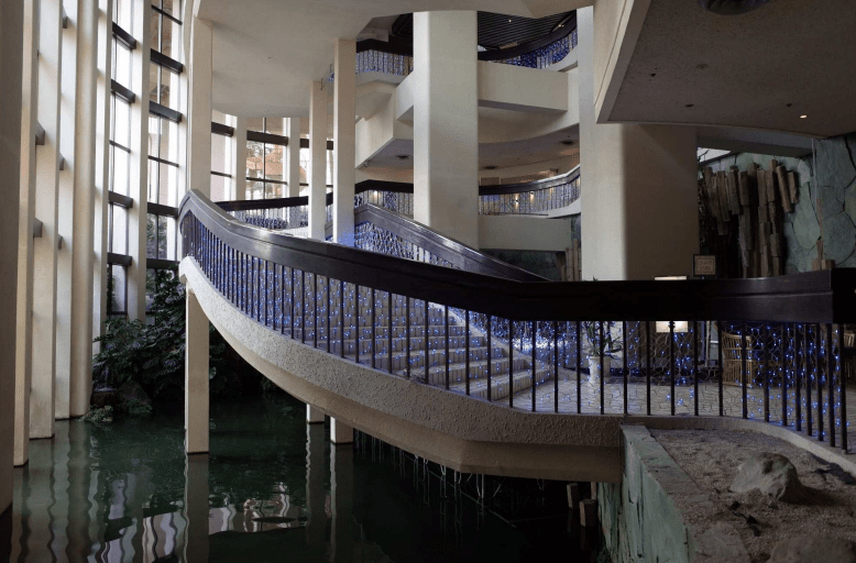 03_ロビーダイニング前 吹抜け