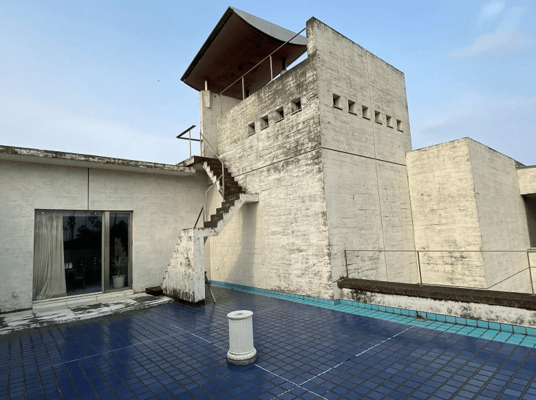 11_⼯芸館 外観 階段室