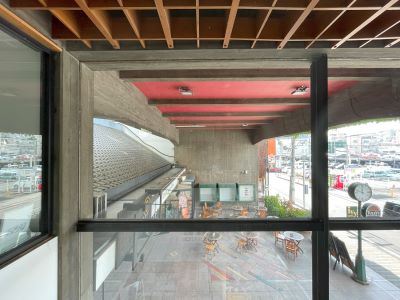 08_エントランス内部より 08_エントランス内部より