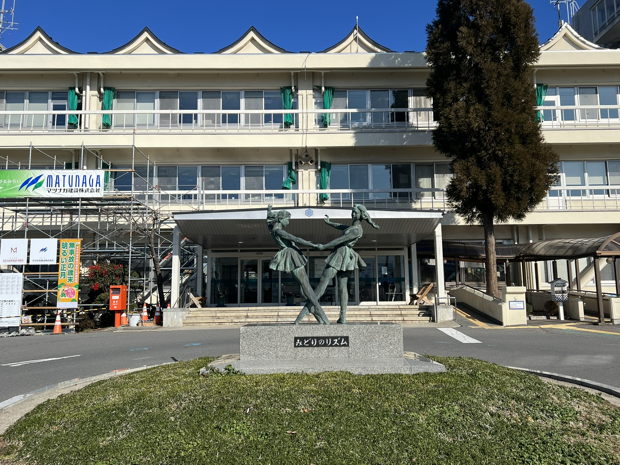 02_正面エントランス