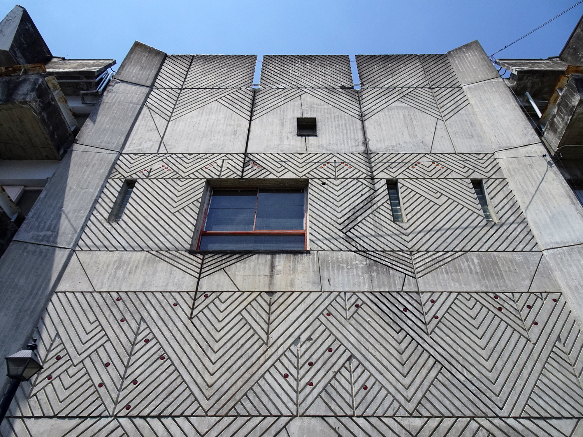 02_東外壁面見上げ