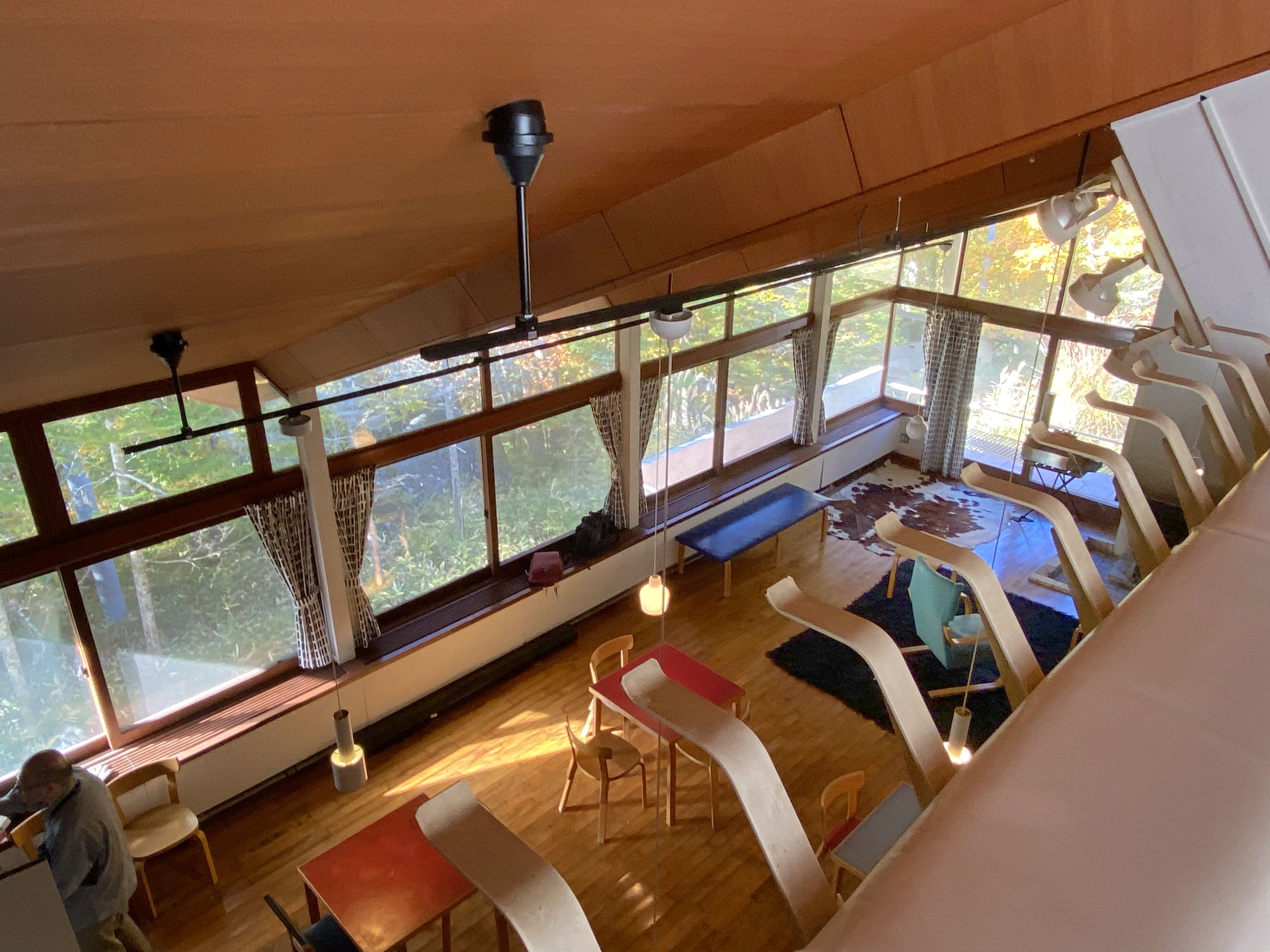 15_2階通路よりリビングを見下ろす