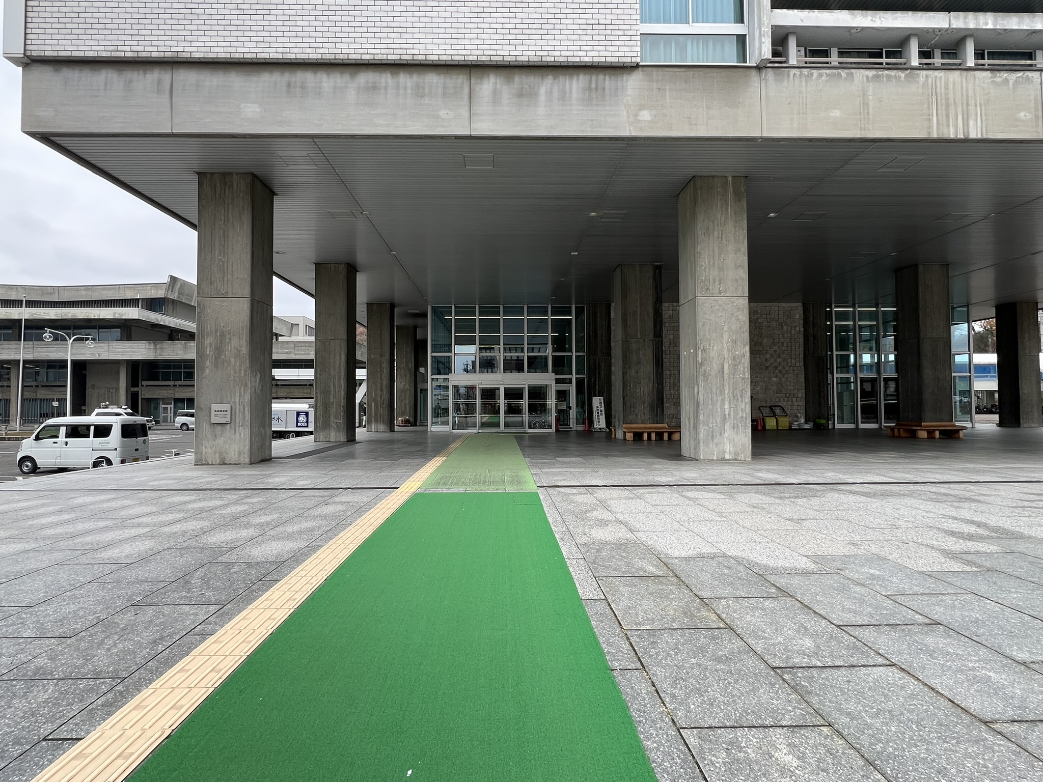 04_本館エントランス