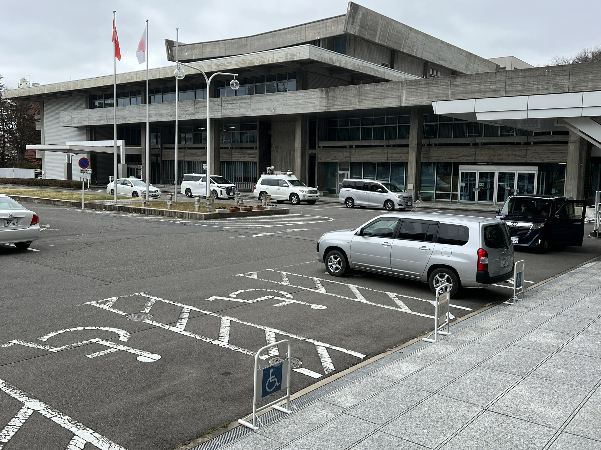 05_議場棟　本館棟より