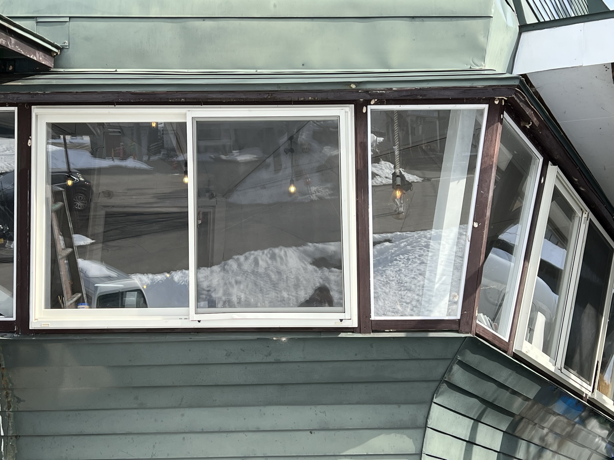 02_外観（1階食堂部分）