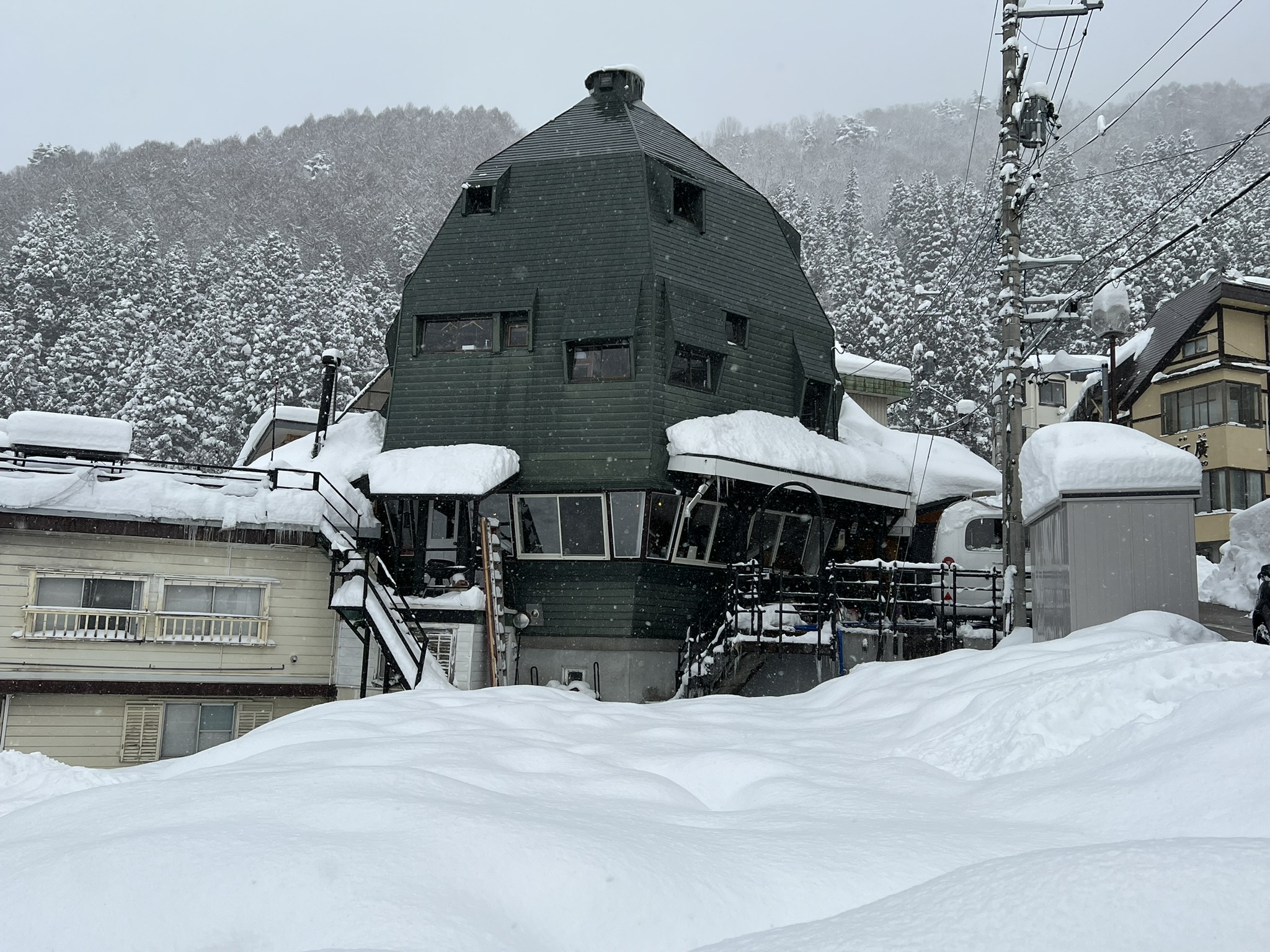 05_外観（屋根には雪が積もらない様子）