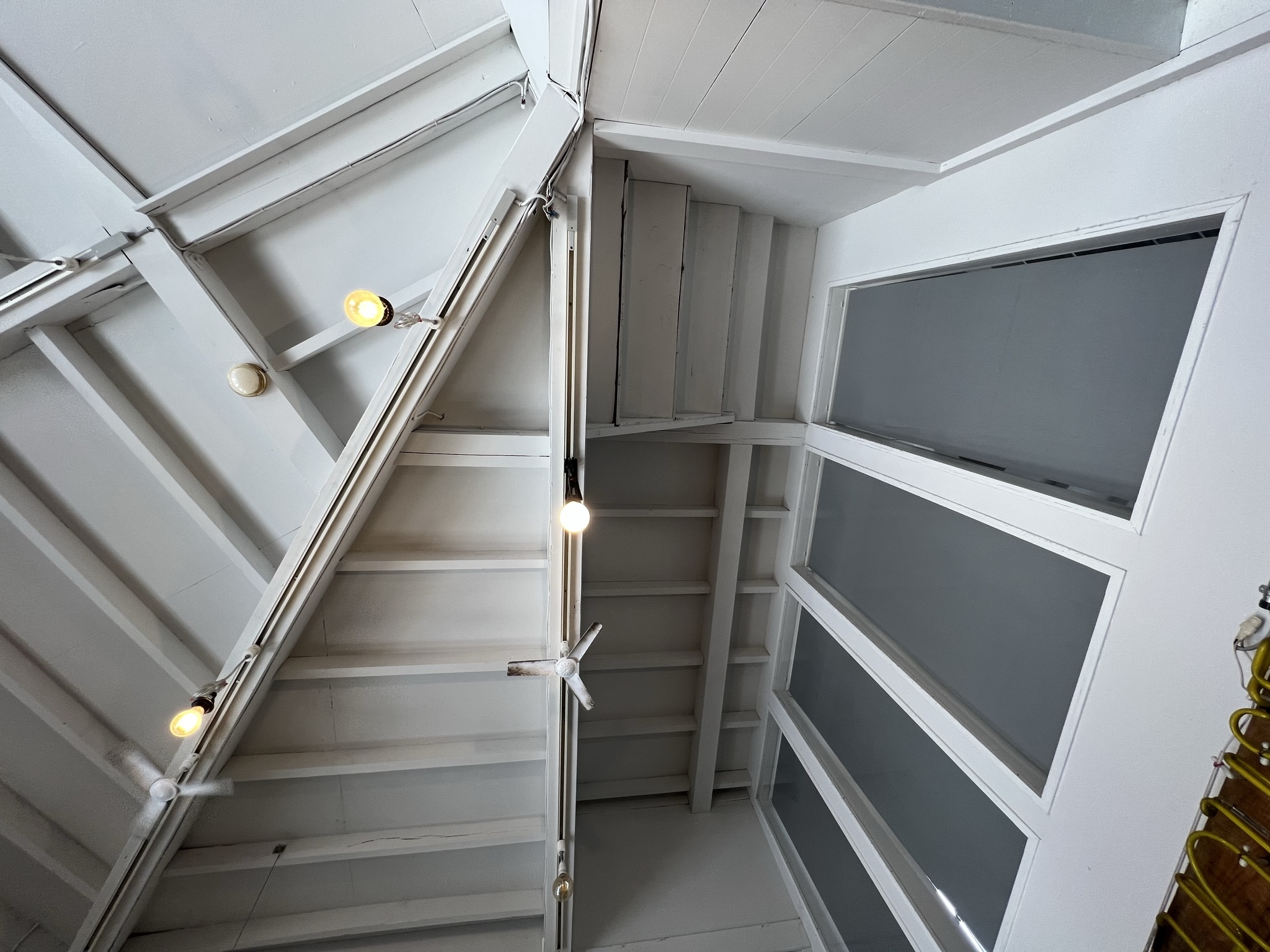 09_1階食堂見上げ（スキップフロアの様子）