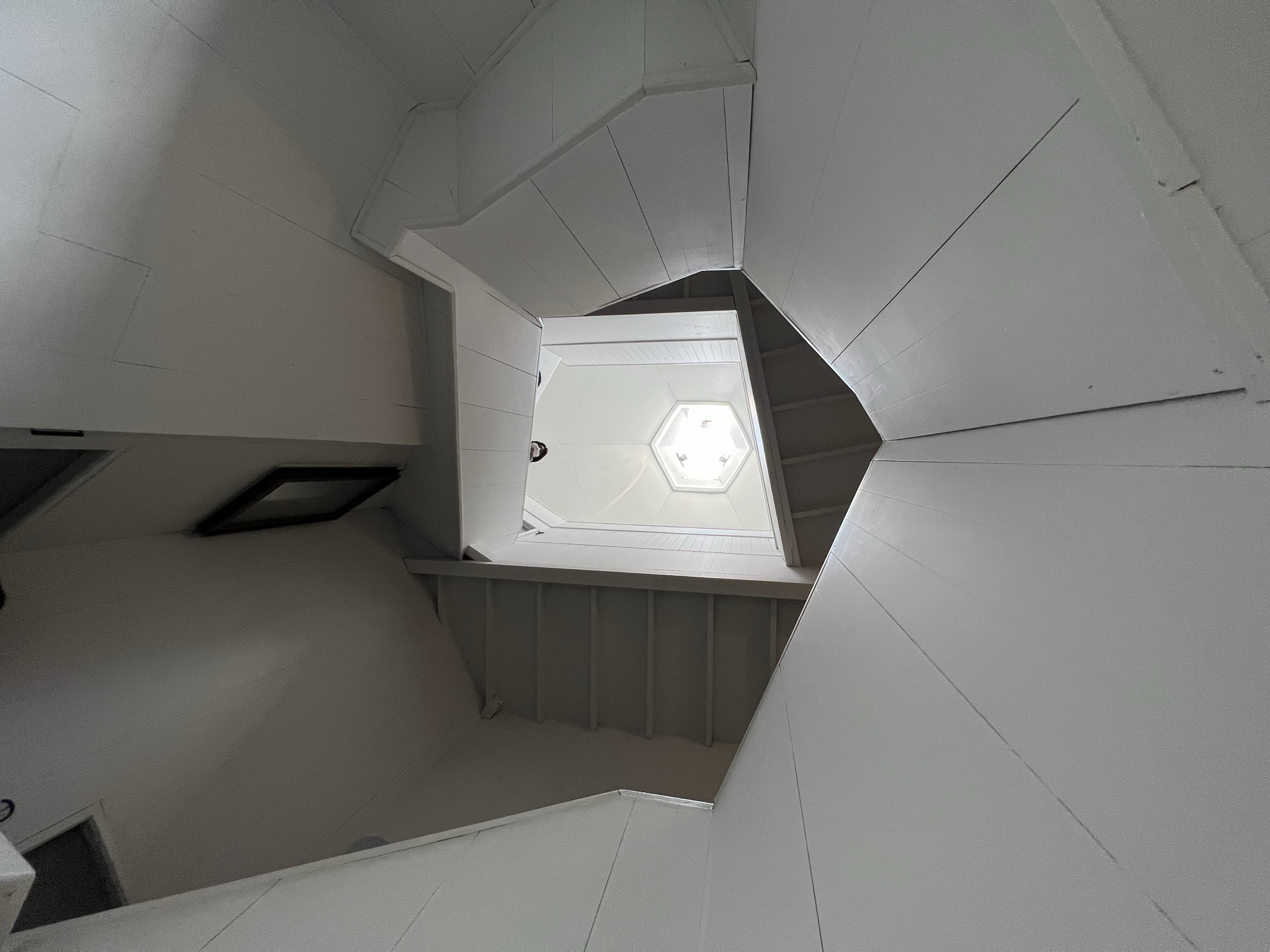 12_階段室見上げ