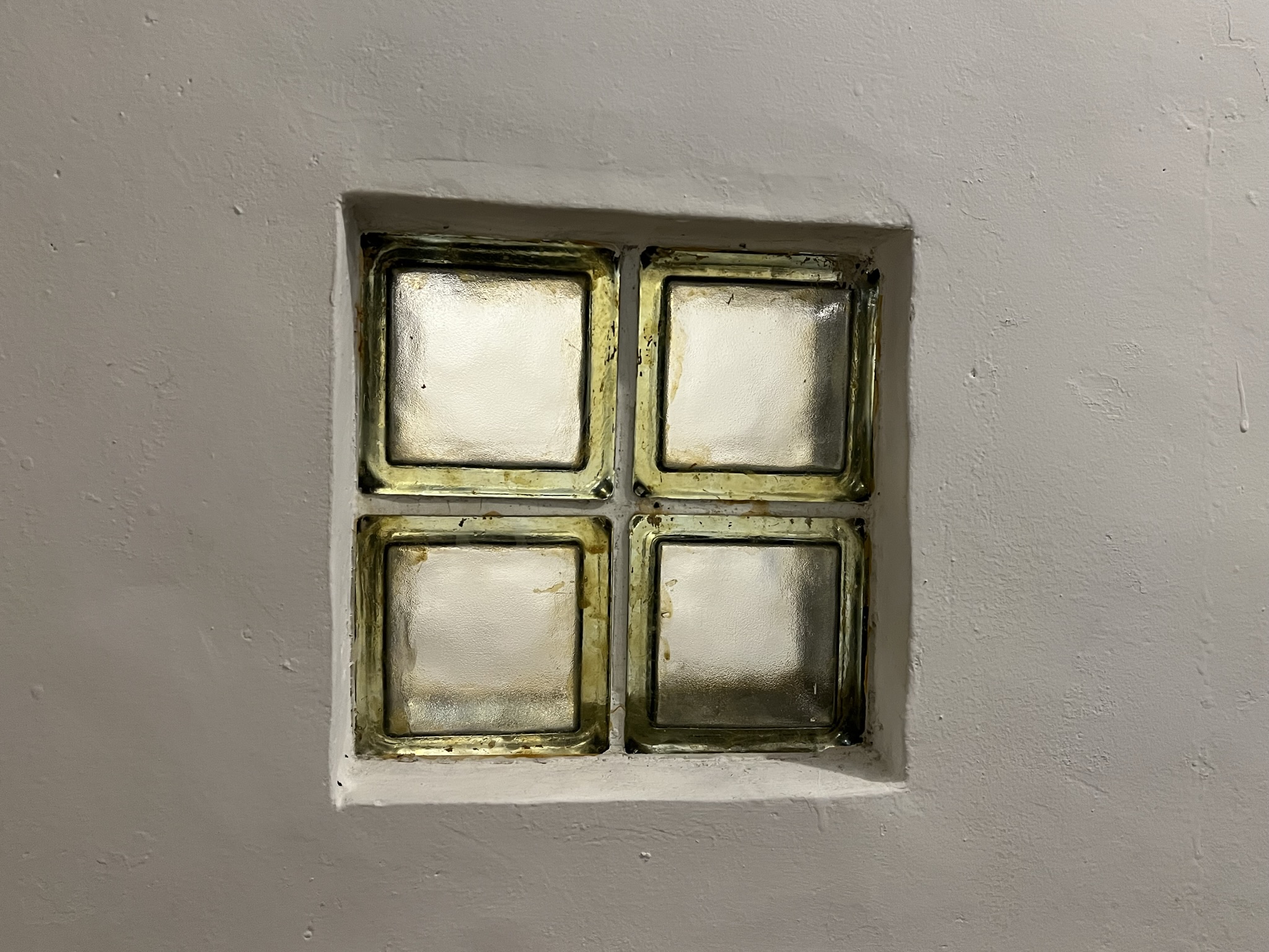 13_地階浴室内内窓