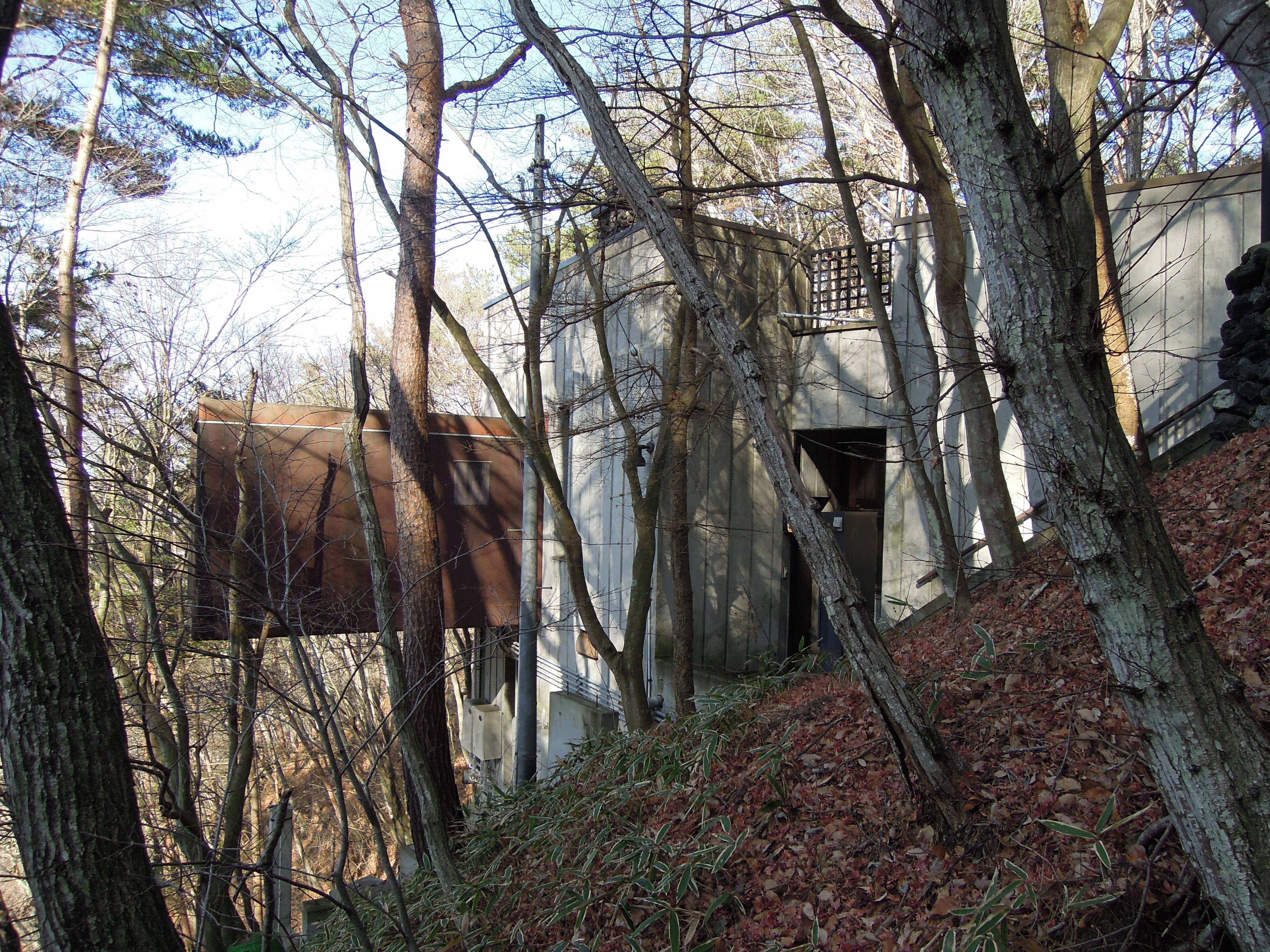 02_外観　エントランス側