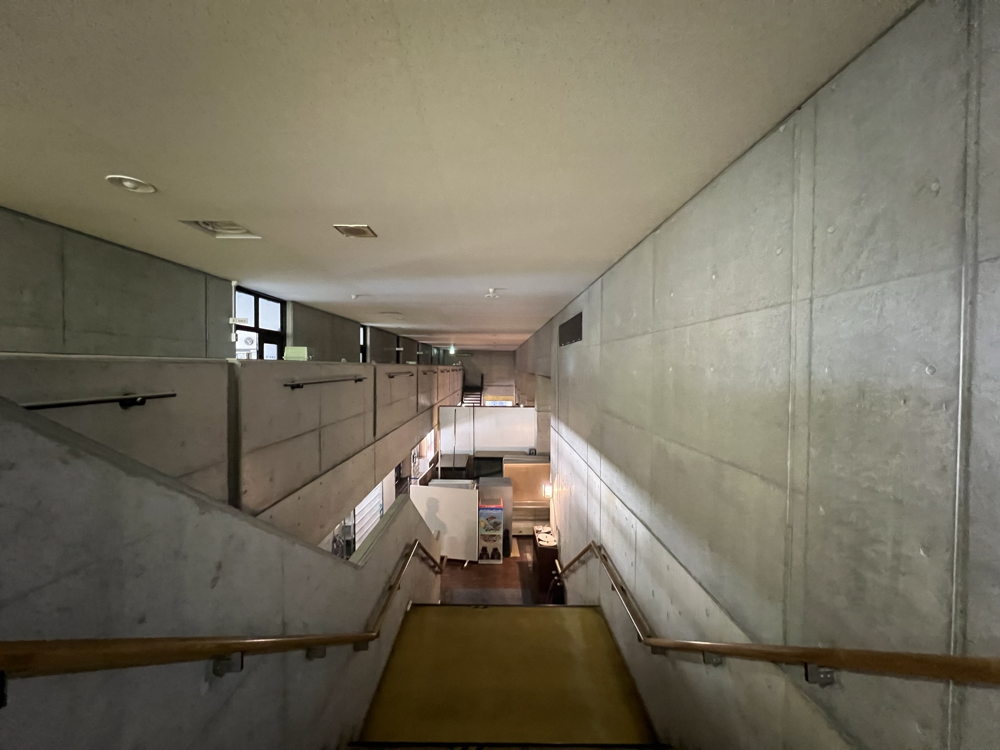 15_展示ゾーンと学習ゾーンをつなぐ廊下