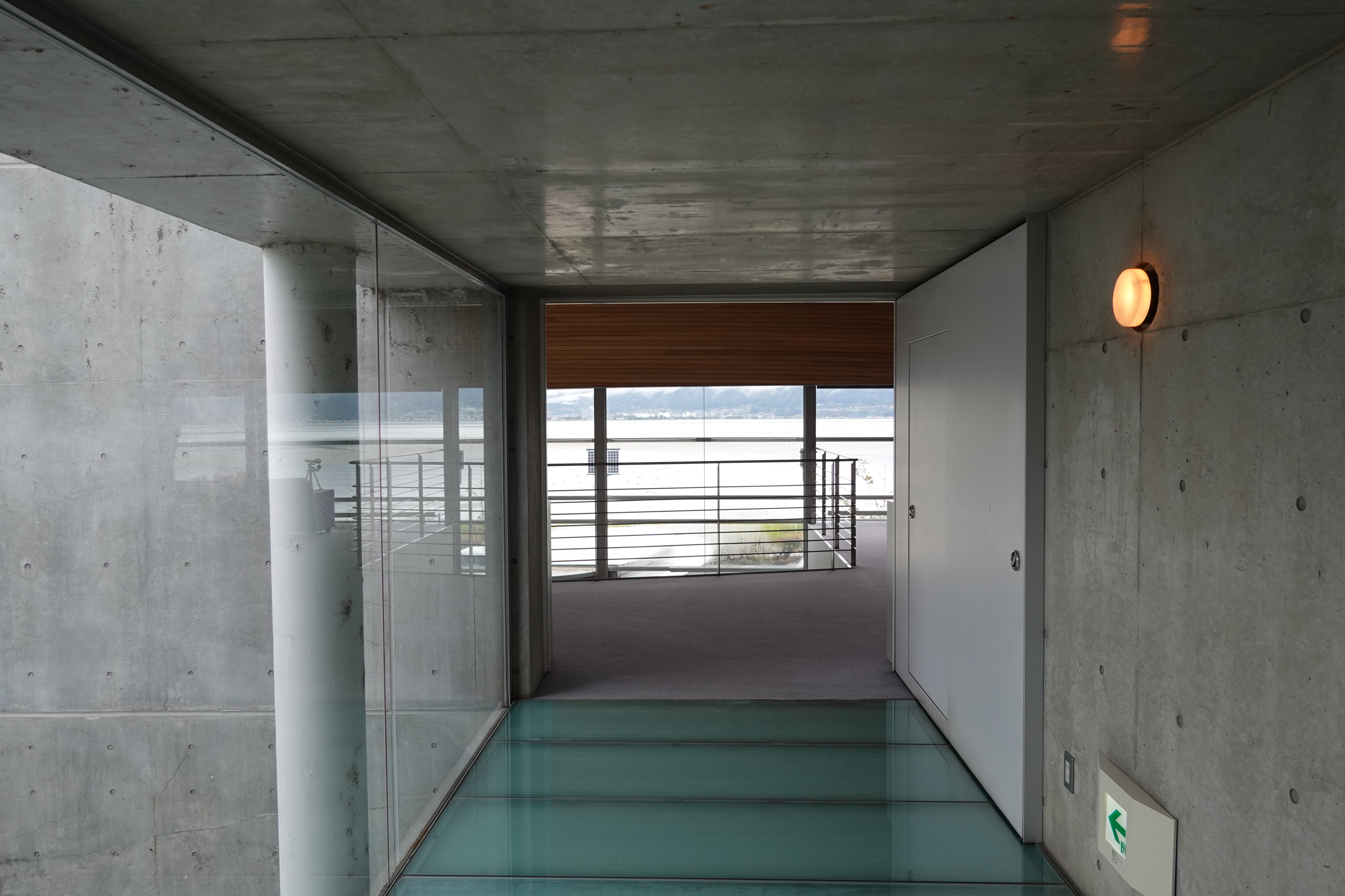 16_2階ＥＶへの通路からの諏訪湖