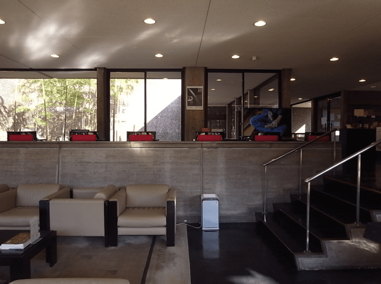 09_カフェラウンジから中庭をみる