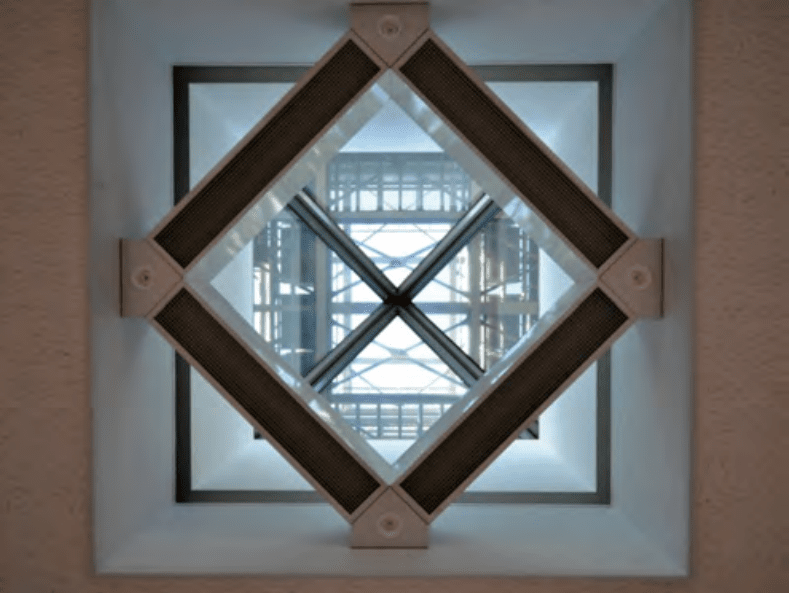 14_レセプションホール トップライト見上げ