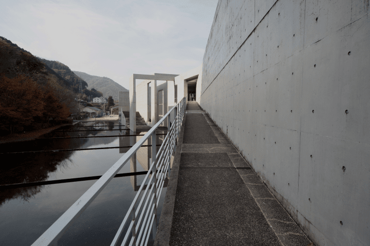 05_アプローチのスロープ（南側）