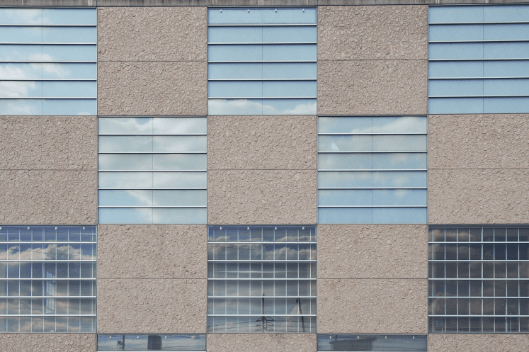 05_南面 市松のPC板と開口部