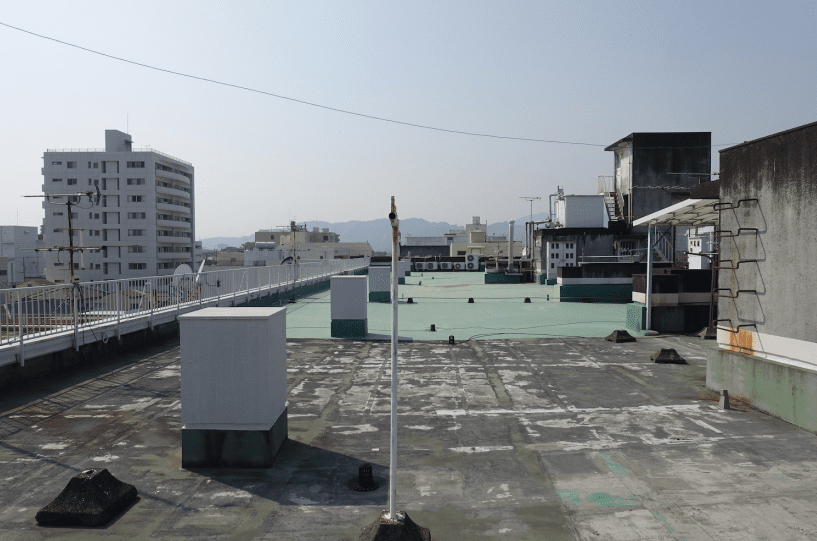 09_屋上　増築を想定した柱が残る