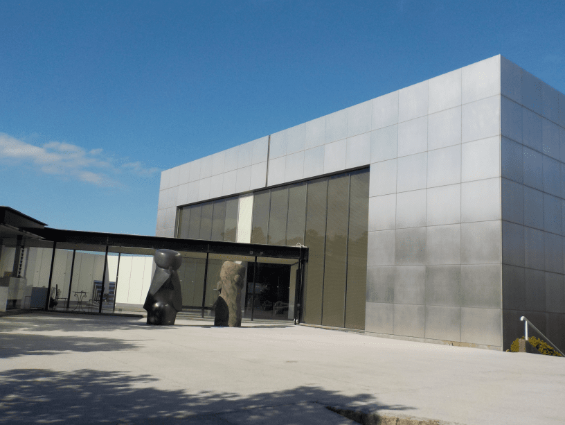 02_外部より見た通路と展示室本館