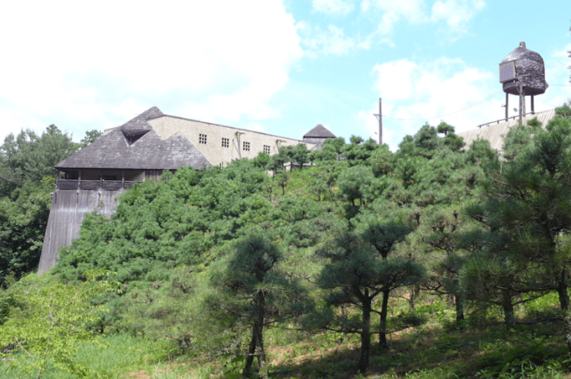 02_アプローチからの景観　右に茶室