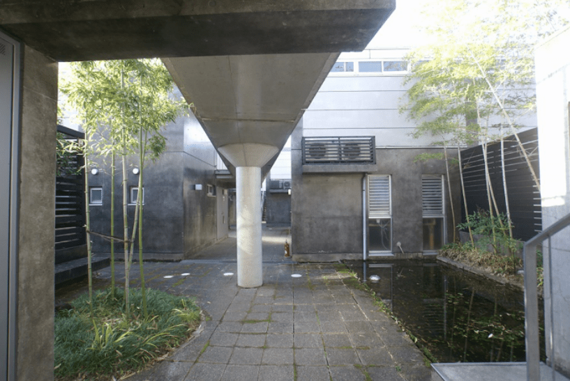 02_外観（中庭）