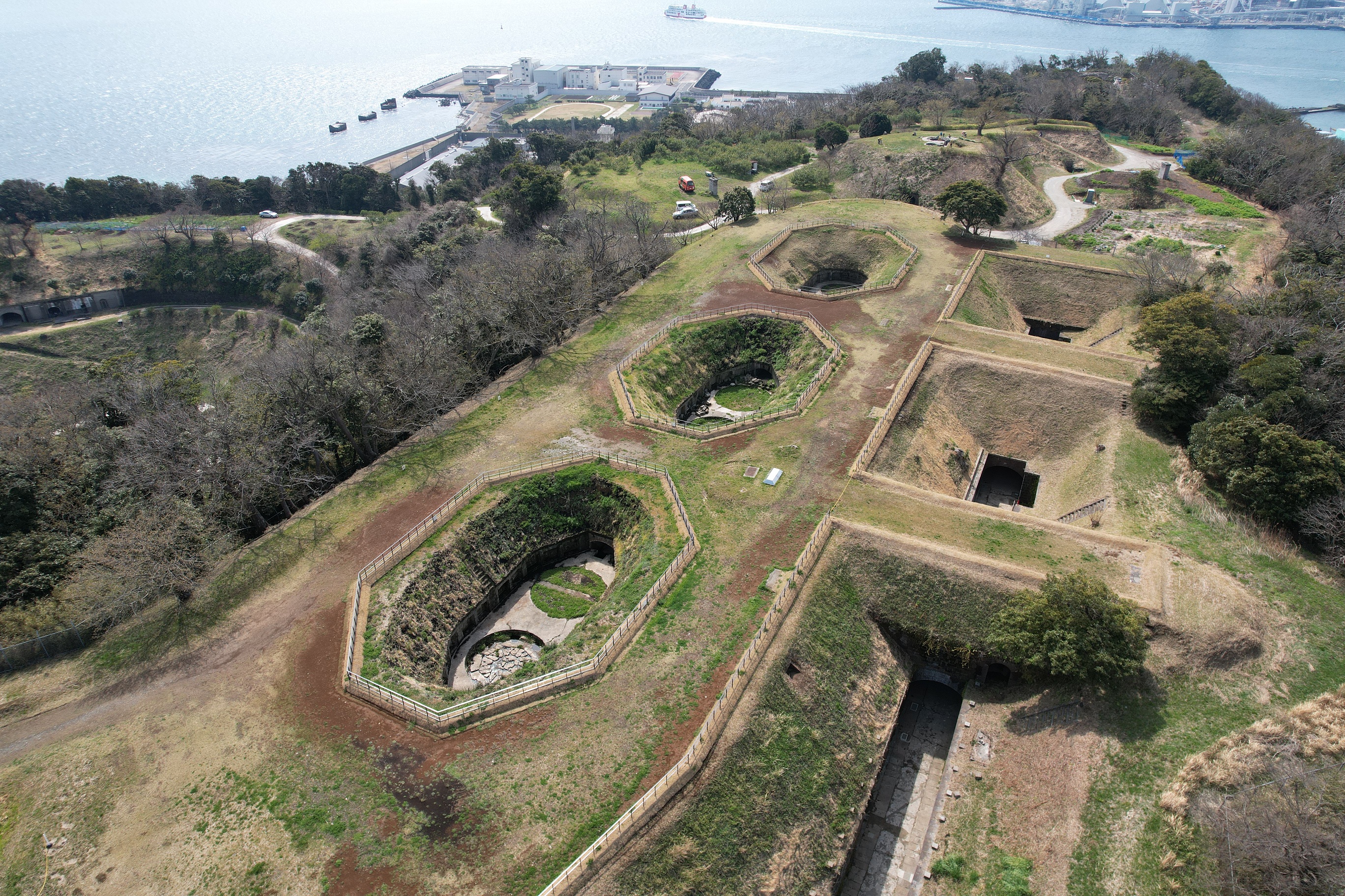 ［写真］空からの千代ヶ崎砲台跡（整備前）