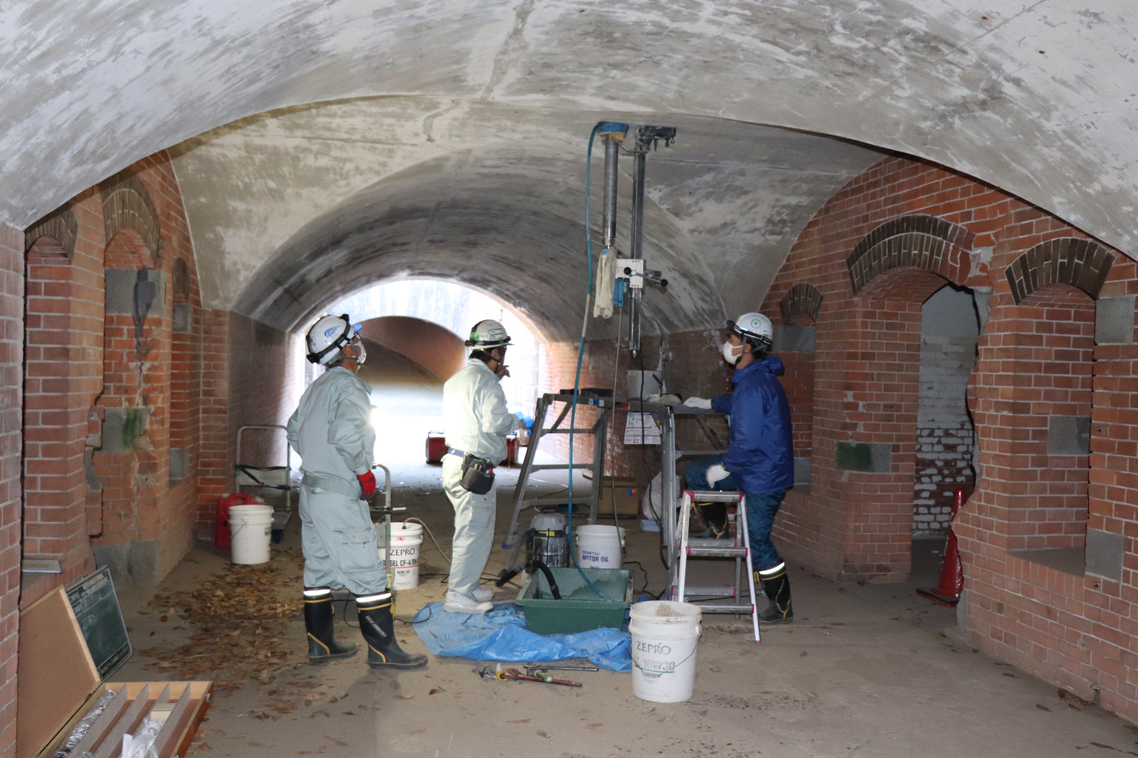 ［写真］天井コンクリートのコア抽出