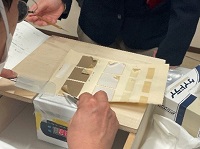 加温による粘着テープの除去1