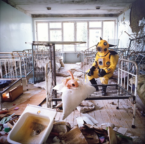 ヤノベケンジ《アトムスーツ・プロジェクト： 保育園1・チェルノブイリ》 1997年 ライトボックス、カラー・トランスペアレンシー 120 x 120 x 21 cm 広島市現代美術館蔵 © Kenji Yanobe. Courtesy of Hiroshima City Museum of Contemporary Art.