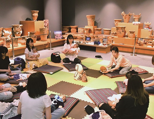 縄文展示室でのベイビーくらぶ～土器や土偶に囲まれてベビーマッサージや縄文のお話。