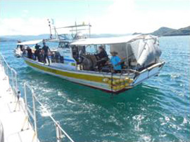 元寇沈船まで潜るダイバーの船