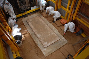 床石周辺の調査風景。