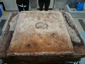 前室に搬入された北壁石