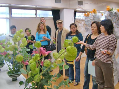 写真:公民館まつり いけばなについて説明をしている様子