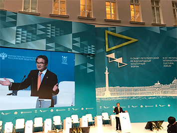 宮田長官のプレゼンテーションの様子 宮田長官のプレゼンテーションの様子