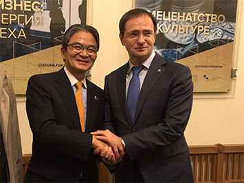 宮田長官とメディンスキー露文化大臣 宮田長官とメディンスキー露文化大臣