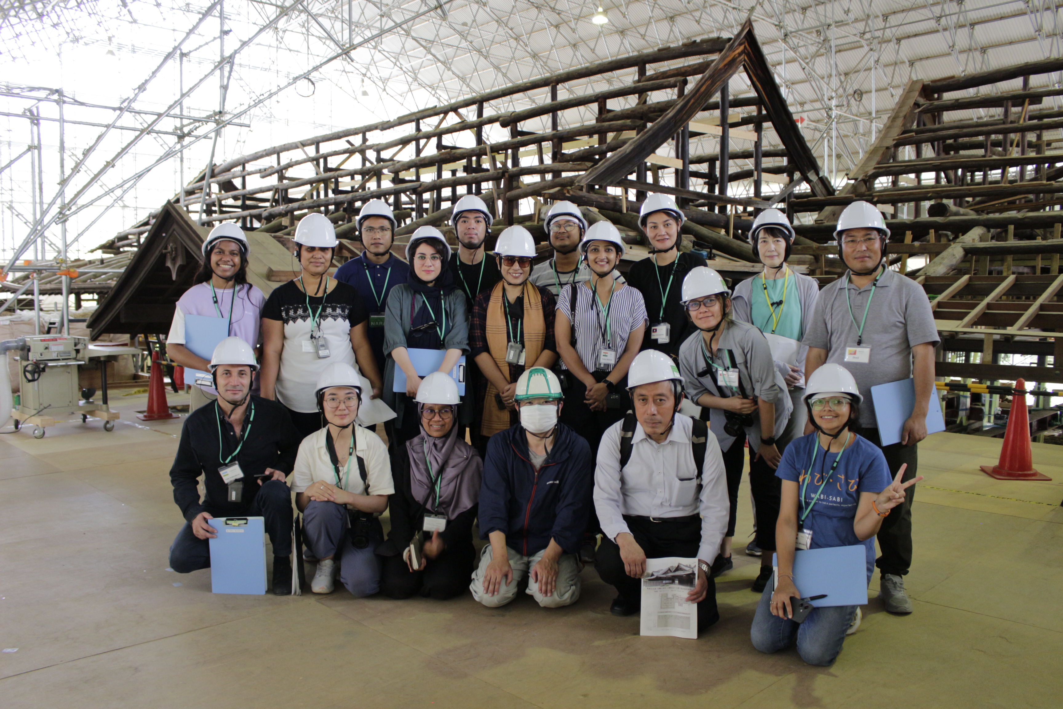 橿原神宮旧織田屋形修理現場臨地研修（令和5年度集団研修，写真提供：ACCU奈良）
