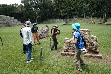 コパンのマヤ遺跡での3D スキャン実践演習の様子（令和5年度，写真提供：公立小松大学）