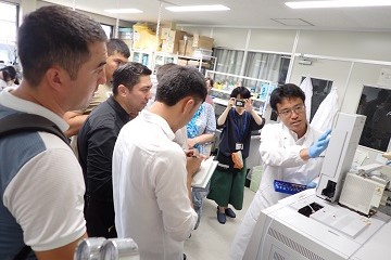 現地研修「土器残存脂質分析（実験考古学）」の様子（令和5年度，写真提供：奈良文化財研究所提供）