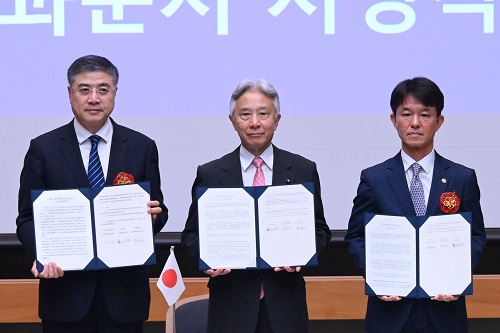 ＜成果文書署名式＞